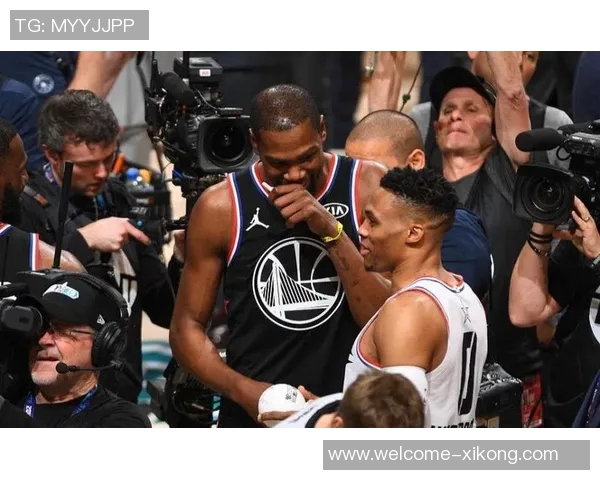 火箭官方晒亚当斯与杜兰特亲密合照威少点赞引发重回传闻 火箭官方晒亚当斯与杜兰特亲密合照威少点赞引发重回传闻