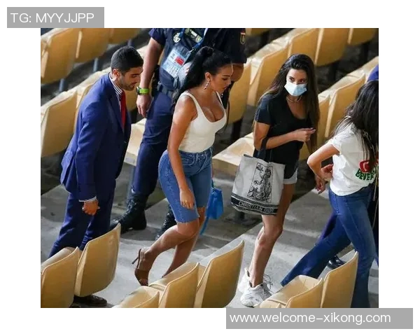 女友现场观战克莱表现失常末节未上场仅得8分失误2次令人失望